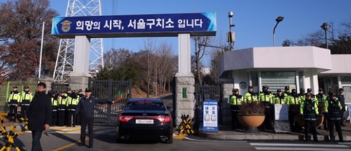 ２６日午前、朴槿恵前大統領が収監されている京畿儀旺市ソウル拘置所の入口に警察が配置されている。