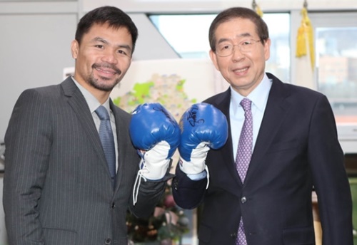 ２６日、ソウル市役所を訪問したマニー・パッキャオ上院議員（左）と朴元淳市長が会った。