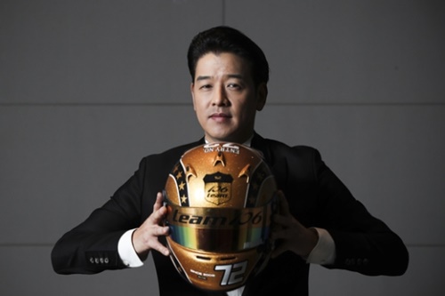 俳優兼レーサーのリュ・シウォンは第１世代の韓流スターだ。国内で大会がある時は１００－２００人の日本ファンがレース場を訪れる。日本で開催されるレースでは３０００人以上の観客が集まった。国内での芸能活動は減ったが、日本では時々ファンの前に姿を見せている。
