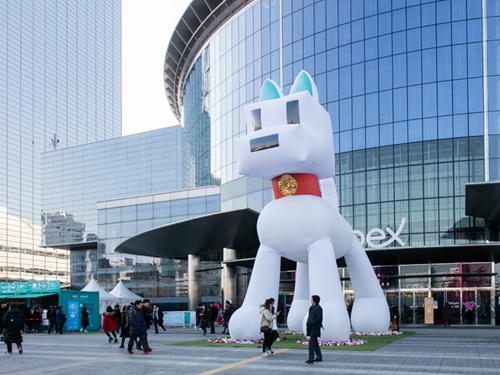 ２０１８年の戌年にちなんだモニュメントが可愛い江南（カンナム）・ＣＯＥＸ前。周辺の永東大路（ヨンドンデロ）でもカウントダウンのイベントが行なわれます。
