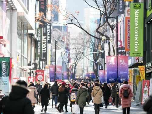 今年も残すところあと３日！今週は、マイナス１０度を下回る日もあったソウル。寒さの中も、多くの人で賑わう、ソウルきっての繁華街・明洞（ミョンドン）を覗きに行ってきました！