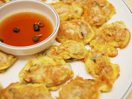 衣をつけ、たっぷりの油で揚げ焼きにした牡蠣チヂミ（クルジョン）は、韓国の一般家庭で多く食べられています。韓国伝統酒・マッコリのおつまみとしても人気です。
