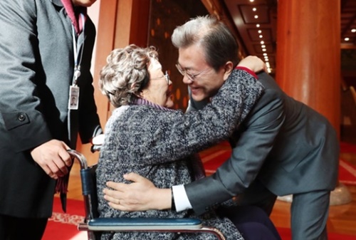 文在寅大統領が４日午後、青瓦台本館で旧日本軍慰安婦被害者を招請した昼食会に参加した朴玉善さんを抱いている。（写真＝青瓦台）