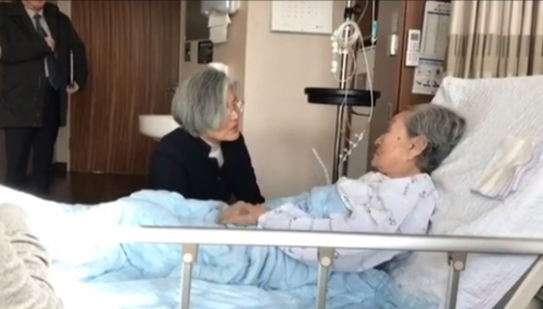 ７日、ソウル新村セブランス病院に入院中の金福童（キム・ボクドン）さんに会った康京和（カン・ギョンファ）長官。（写真＝尹美香・挺身隊対策協代表のフェイスブック）