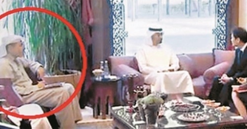 ８日に訪韓したカルドゥーン・アル・ムバラク・アブダビ行政庁長は先月１０日に任鍾ソク大統領秘書室長が特使としてＵＡＥを訪問しムハンマド皇太子を表敬訪問した当時同席した人物だ。写真の赤い円内がカルドゥーン庁長（写真＝シャリカ２４時映像キャプチャー）