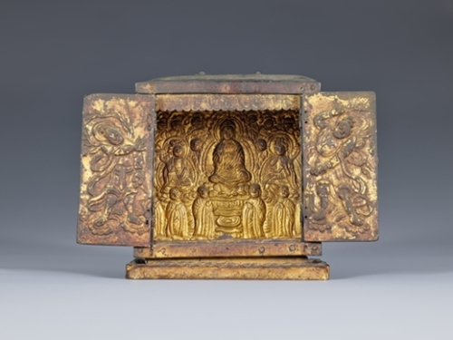 純銅で製作された高麗時代の仏龕（高さ１３．５センチ、幅１３センチ）。（写真＝国立中央博物館）