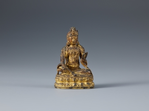 銀材質に金メッキを施した観音菩薩像（全体の高さ８センチ、幅５．２センチ）。（写真＝国立中央博物館）