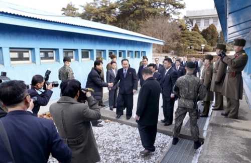 北朝鮮側首席代表の李善権祖国平和統一委員会委員長ら北側代表団が南側「平和の家」で開かれた南北高官級会談に参加するため９日午前に板門店の軍事境界線（ＭＤＬ）を越えて来た。（写真＝共同取材団）