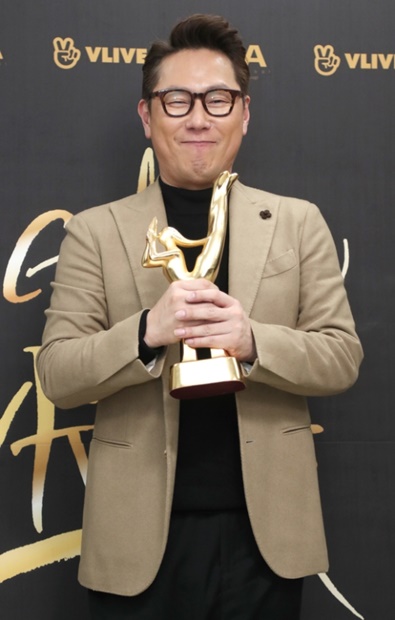 ゴールデンディスク ｉｕ デビュー１０年で大賞受賞 故ジョンヒョンさん追慕 ２ Joongang Ilbo 中央日報
