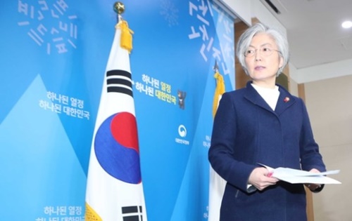 康京和外交部長官が９日、ソウル都染洞の外交部庁舎で韓日慰安婦合意の処理方向に関する政府の立場発表をした後、記者室を出ている。