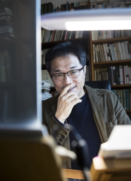 ソウル大学の徐榮彩教授。小説作品の症状を分析した『罪の意識と羞恥』を出版した。