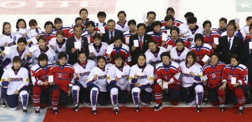 昨年４月江陵で開かれた世界選手権南北対決が終わった後、両チームの選手たちが団体撮影をしている。当時、韓国が３－０で完勝した。