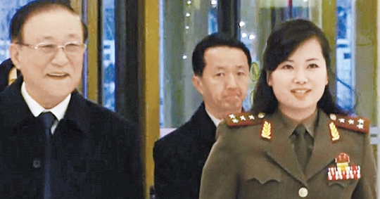 写真右側に見える女性が金正恩委員長の過去の恋人とされる牡丹峰楽団の玄松月団長だ。（写真＝朝鮮中央テレビ）