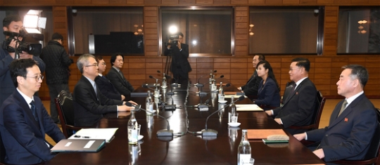 平昌冬季五輪を控えて北朝鮮芸術団派遣のために実務協議中の南北代表団。（統一部提供）