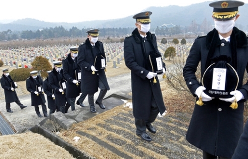 １６日、セウォル号沈没事故当時、生徒の脱出を助ける途中で殉職した檀園高等学校教師９人の安葬式が国立大田顕忠院で執り行われた。