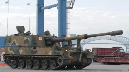 昨年１０月に韓国陸軍のＫ－９自走砲が米国バージニア州ボルチモア港で荷役作業を終えた後、トレーラ搭乗のために待機している様子。