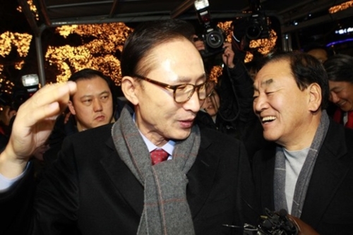 李明博元大統領が２０１４年１２月１８日、ソウル江南のサムォンガーデンで李在五議員ら親李系議員と集いを持った。李元大統領が記者の質問に答えている。