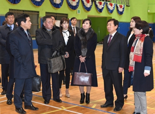 北朝鮮芸術団の事前点検団を率いて韓国に来た三池淵管弦楽団の玄松月団長が２１日午後、江原道の黄永祚体育館を見回している。（写真＝統一部提供）
