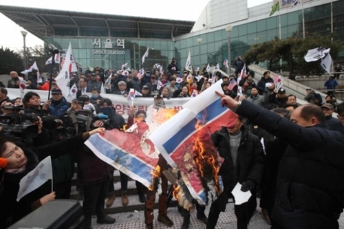 趙源震（チョ・ウォンジン）大韓愛国党代表など保守団体の会員が２２日、ソウル駅で北朝鮮の国旗を燃やした。