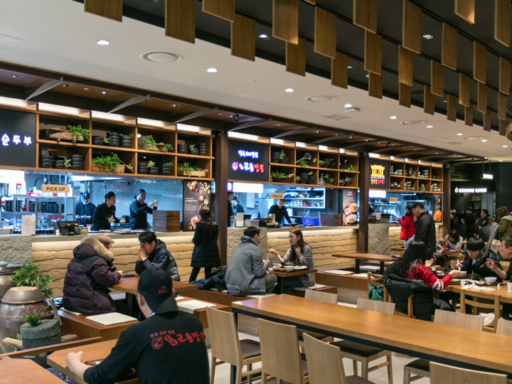 第２旅客ターミナルには、スイーツ店以外にも韓国料理専門のフードコートや韓国カフェなども多数入店しています。出国前や到着直後、すぐに味わえる韓国名店グルメを楽しんでみてください。