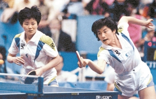 １９９１年世界卓球選手権大会に出場した南北合同チームのヒョン・ジョンファ（右）と北朝鮮のイ・ブンヒ。（写真＝中央フォト）