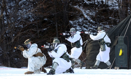 韓米海兵隊連合冬季雪寒地訓練が昨年１２月１９日に江原道平昌山岳総合訓練場で行われた。将兵が移動射撃訓練をしている。（中央フォト）
