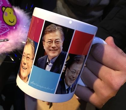 クイズの景品に出されたマグカップ。