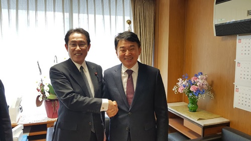 ２６日、岸田文雄政調会長と元喜龍済州知事が岸田政調会長の事務室で面会した。（写真＝元喜龍知事側提供）