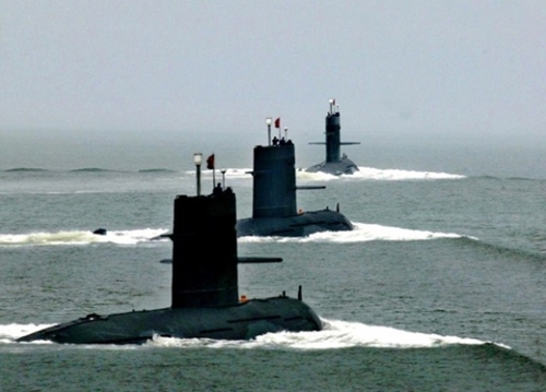 中国東海艦隊の潜水艦が人民解放軍創設７８周年の２００５年８月１日、記念行事の一環として東シナ海で開かれた軍事訓練に参加している。（写真＝中央フォト）