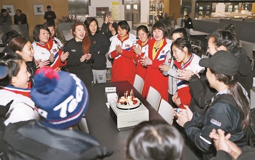 忠清北道鎮川国家代表選手村で２８日、２０１８平昌冬季オリンピック南北女子アイスホッケー合同チームの選手たちが北朝鮮の主将チン・オクさん（２８）のためにサプライズ誕生日パーティーを開いた。南北の選手らはケーキの前で誕生日を祝う歌を歌った。（写真＝大韓体育会）