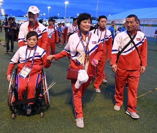 ２０１６年９月７日午前（日本時間）、ブラジル・リオデジャネイロのパラリンピック選手村プラザで北朝鮮選手団の入村式が開かれた。北朝鮮選手団が入村式のためにプラザに到着した。
