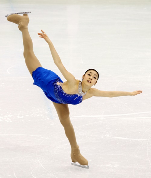 写真２＝２０１０年２月２５日（韓国時間）、バンクーバーのパシフィック・コロシアムで開かれた冬季オリンピックのフィギュアスケートフリースケーティングでキム・ヨナが素敵な演技を披露している。