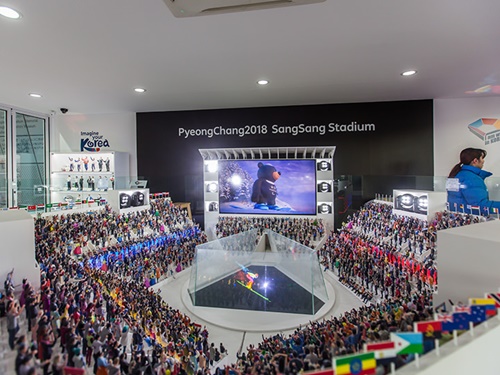 施設内には、「平昌オリンピックスタジアム」の様子を４ｍ×４ｍサイズで再現した模型とフィギュアを展示。２０１７人の観客は、一人ひとり違う表情になるようにこだわって作られました。