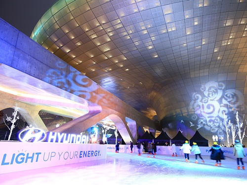 オウルリム広場には、２０１７年１２月からアイスリンクも設置されています。利用時間は１３：３０～２１：３０、利用料はスケート靴とヘルメットレンタルを含み１時間１，０００ウォン。夜のライトアップされる時間に訪れると、幻想的な光景も楽しめます。※写真提供：「東大門デザインプラザ」