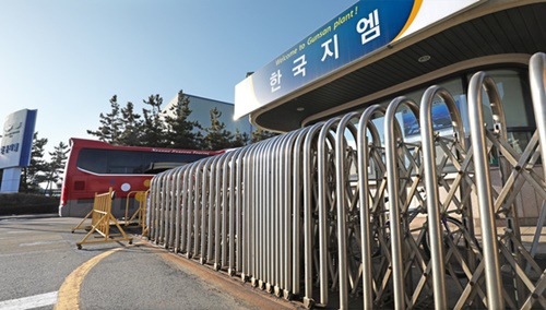 １３日、韓国ＧＭ群山（クンサン）工場の閉鎖が決定した。写真は韓国ＧＭ群山工場の正門（中央ＤＢ）