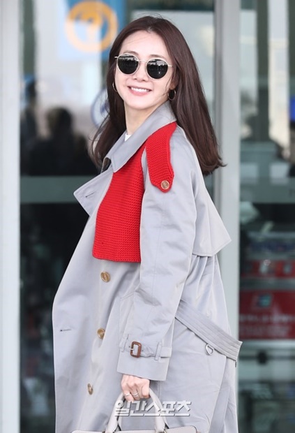 １４日午前、仁川国際空港第２旅客ターミナル出国ロビーに登場し、取材陣に向けて笑顔を浮かべている女優のチェ・ジウ。