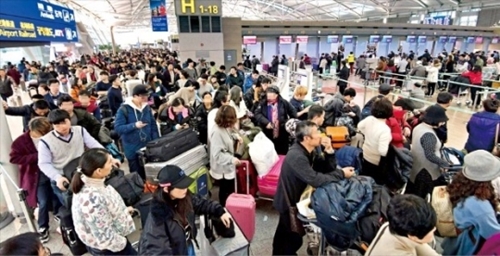 ２０１７年１２月２４日、仁川（インチョン）国際空港の様子。海外旅行に向かう韓国人観光客で混雑している。