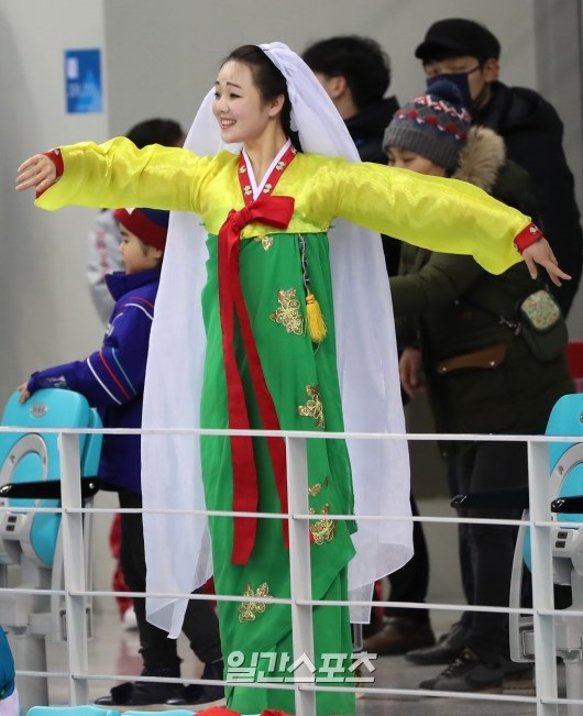 伝統舞踊を披露する北朝鮮応援団