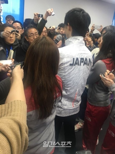 羽生を取材するために殺到した日本の取材陣。