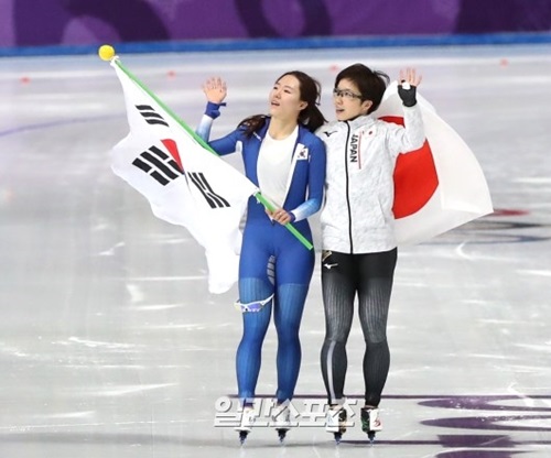 スピードスケート女子５００メートルに出場した李相花が銀メダルを確定した後、太極旗を手にしてリンクを回っている。そばには金メダルの小平奈緒。