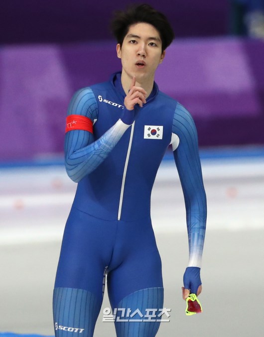 １９日午後、江陵スピードスケート競技場で開かれた２０１８年平昌冬季五輪スピードスケート男子５００メートルで、次の競技のために静かにするよう観客に求めている同種目銀メダリストのチャ・ミンギュ。