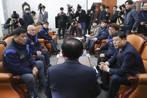韓国ＧＭのイム・ハンテク労働組合委員長、キム・ジェホン群山支会長（左から）ら労働組合員が１９日、国会を訪問し、ＧＭ群山工場閉鎖決定に関連して張秉浣（チャン・ビョンワン）産業通商資源中小ベンチャー企業委員長（真ん中）と面談している。