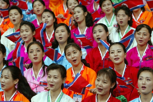 ２００２年釜山アジア競技大会開会式に参加した北朝鮮応援団が北朝鮮の人気流行歌である『お会いできてうれしいです』を歌っている。（写真＝中央フォト）
