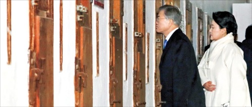 第９９周年三一節記念式典に出席した文在寅（ムン・ジェイン）大統領と金正淑（キム・ジョンスク）夫人が１日、ソウル西大門刑務所歴史館で独立活動家らが収監された監獄を見ている。