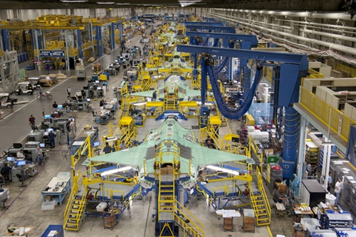 米テキサス州フォートワース市のロッキードマーチン工場でＦ３５戦闘機の組み立て作業が行われている。（写真＝ロッキードマーチン）