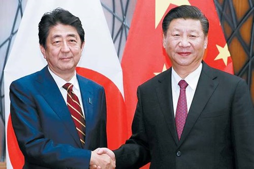 日本の安倍晋三首相（左）と中国の習近平国家主席が昨年１１月、ベトナム・ダナンで開かれたＡＰＥＣ（アジア太平洋経済協力）首脳会議で会い、握手している。習主席は「両国関係の新しいスタート」と述べた。中国と日本の関係は最近、急速に近くなっている。（写真＝中央フォト）