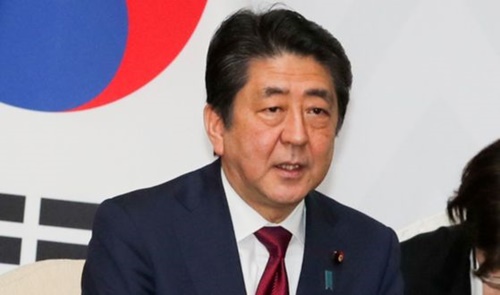文在寅大統領は２月９日午後、平昌オリンピック開会式出席のために訪韓した安倍首相と首脳会談し、懸案について議論した。（青瓦台写真記者団）