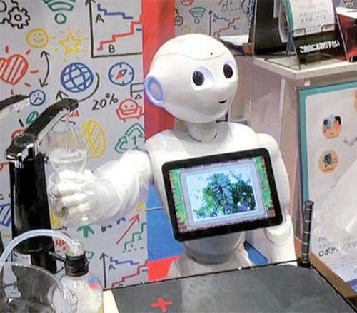 ソフトバンクが開発した人工知能ロボット「ペッパー」が２０１７年２月、東京で開かれた「２０１７ペッパーワールド」でワインを注ぐ機能を披露している。（写真提供＝有進投資証券）