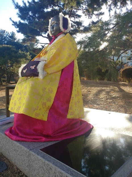 ５日午後、京畿道水原のオリンピック公園内に設置されている平和の少女像の土台にはめ込まれていた詩人・高銀氏の追悼詩碑が撤去された後、別の石版が置かれている。