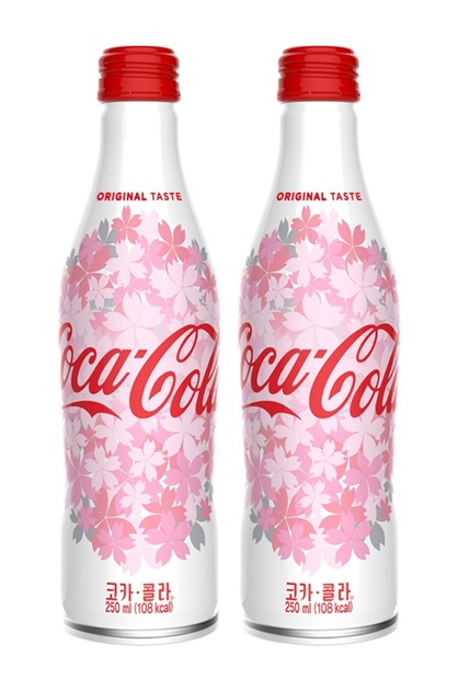 コカ・コーラの春限定の「桜デザイン」（写真＝コカ・コーラ）